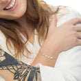 Carica l'immagine nel visualizzatore della galleria, Bracciale catena cross con perle ovali
