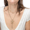 Carica l'immagine nel visualizzatore della galleria, Collana fiore saliscendi con perla centrale