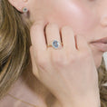 Carica l'immagine nel visualizzatore della galleria, Anello Adattabile Dorato Royal Lady Zircone Acquamarina in Argento
