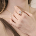 Carica l'immagine nel visualizzatore della galleria, Anello Mini Royal Lady Dorato Zircone Rosso Lillà in Argento
