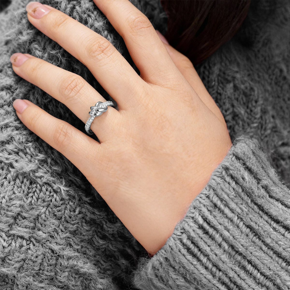 Anello Nodo d'Amore in Ottone con Zirconi