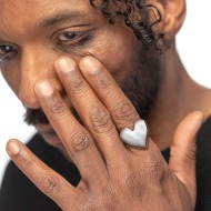 Anello doppia fascia con cuore irregolare martellato