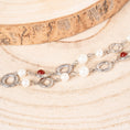 Carica l'immagine nel visualizzatore della galleria, BRACCIALE A DUE FILI BERLE E DISCHI LAVORATI

