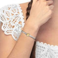Carica l'immagine nel visualizzatore della galleria, Bracciale catena snake piatta multifilo con bottone martellato
