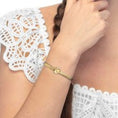 Carica l'immagine nel visualizzatore della galleria, Bracciale catena snake piatta multifilo con bottone martellato
