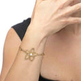 Carica l'immagine nel visualizzatore della galleria, Bracciale fiore con perla centrale
