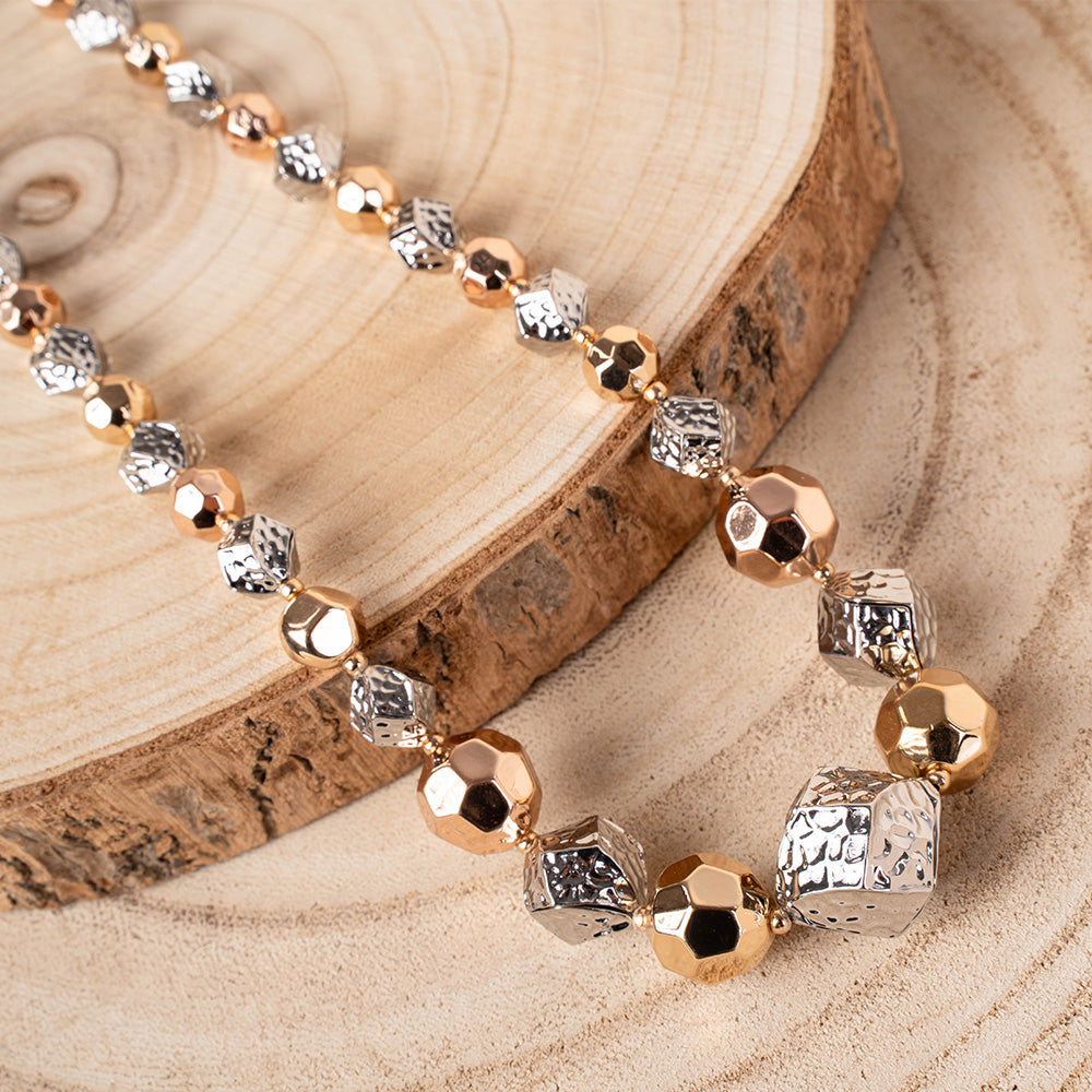 COLLANA LUNGA CON UNITA GEOMETRICE SFACCETTATE E MARTELLATE