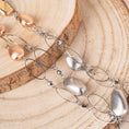 Carica l'immagine nel visualizzatore della galleria, COLLANA LUNGA CON ANELLI ALLUNGATI ED ELEMENTI SATINATI IRREGOLARI
