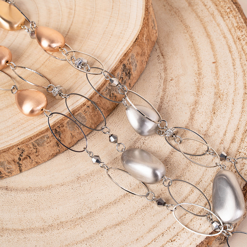 COLLANA LUNGA CON ANELLI ALLUNGATI ED ELEMENTI SATINATI IRREGOLARI