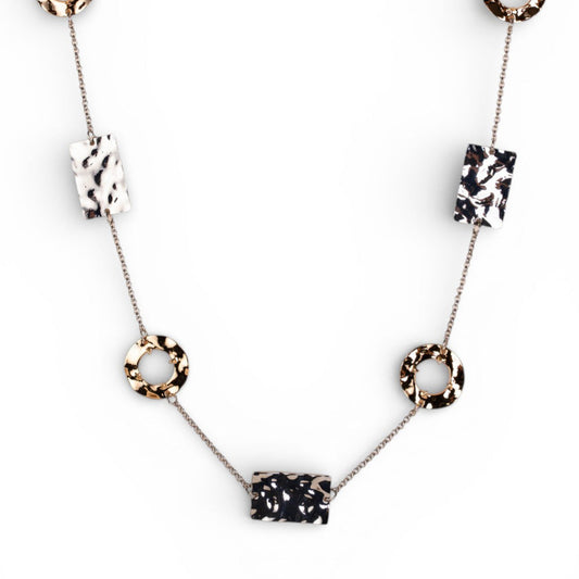 COLLANA LUNGA CON ELEMENTI RETTANGOLARI E CIRCOLARI MARTELLATI