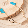 Carica l'immagine nel visualizzatore della galleria, COLLANA LUNGA CON ELEMENTI GEOMETRICI MARMORIZZATI E SATINATI
