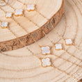 Carica l'immagine nel visualizzatore della galleria, COLLANA LUNGA CON QUADRIFOGLI DI DIVERSA GRANDEZZA
