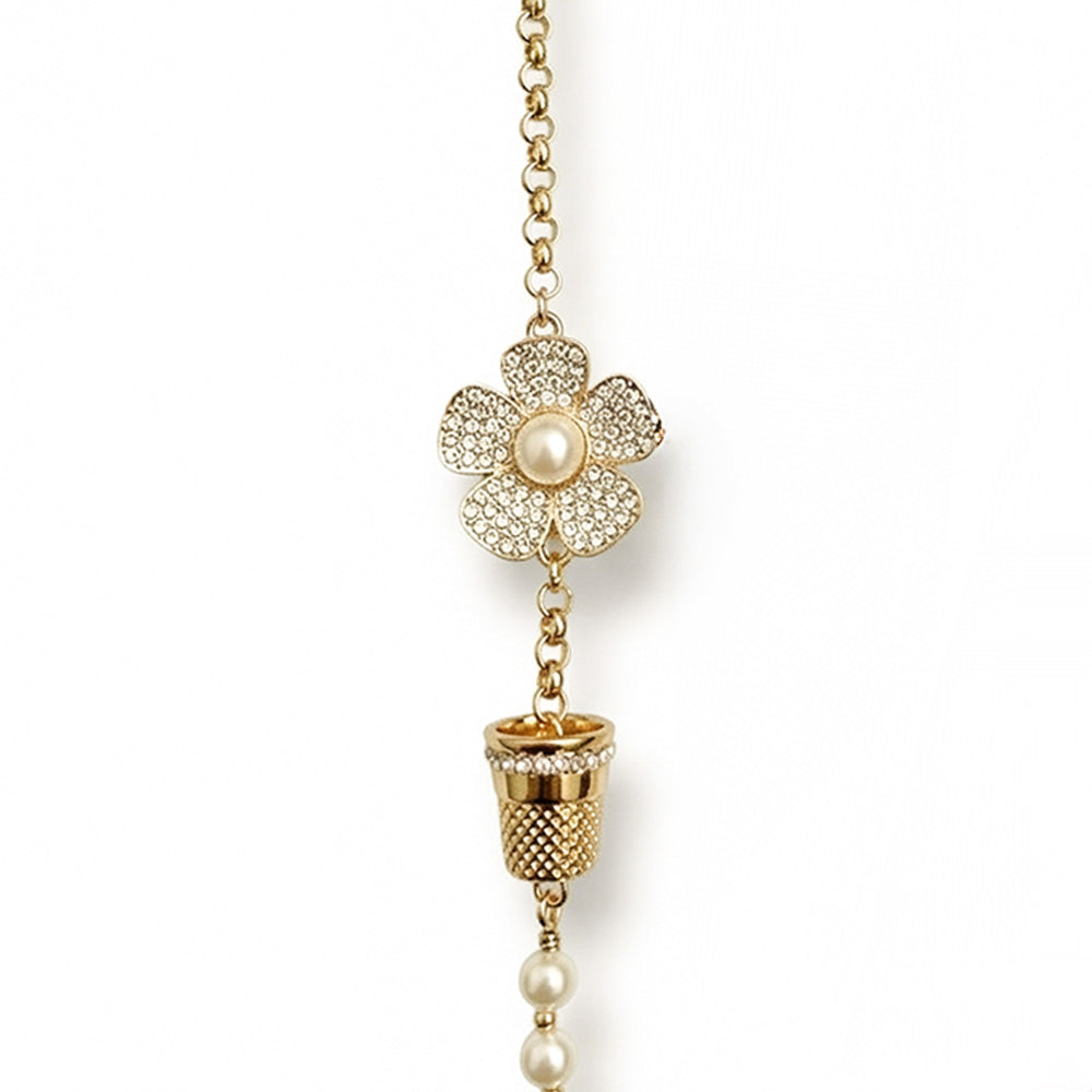 COLLANA LUNGA CON PERLE ED ELEMENTI A FORMA DI FIORE E DITALE