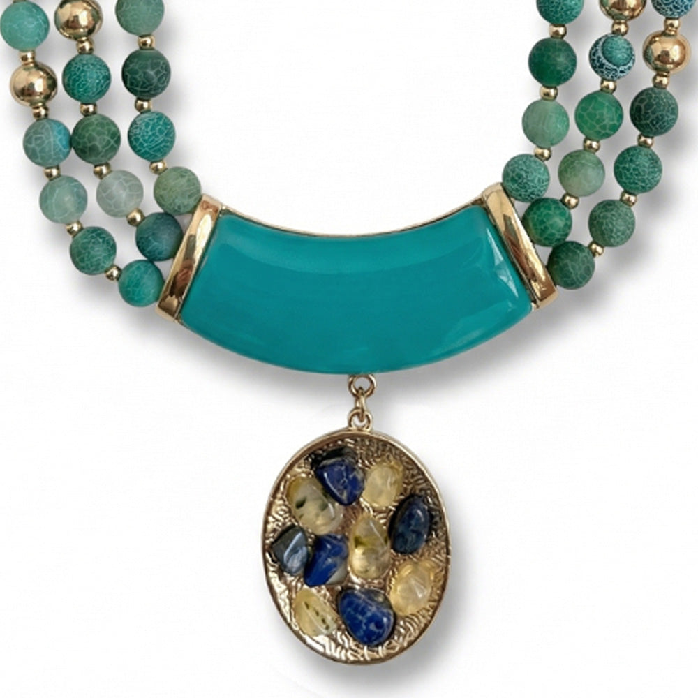 COLLANA GIROCOLLO CON TRE FILI DI PERLE COLORATE E PIASTRA RIGIDA CURVA