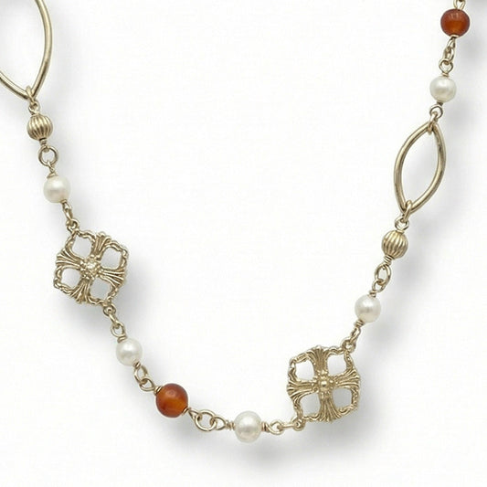 COLLANA LUNGA CON ELEMENTI A FIORE E PERLE