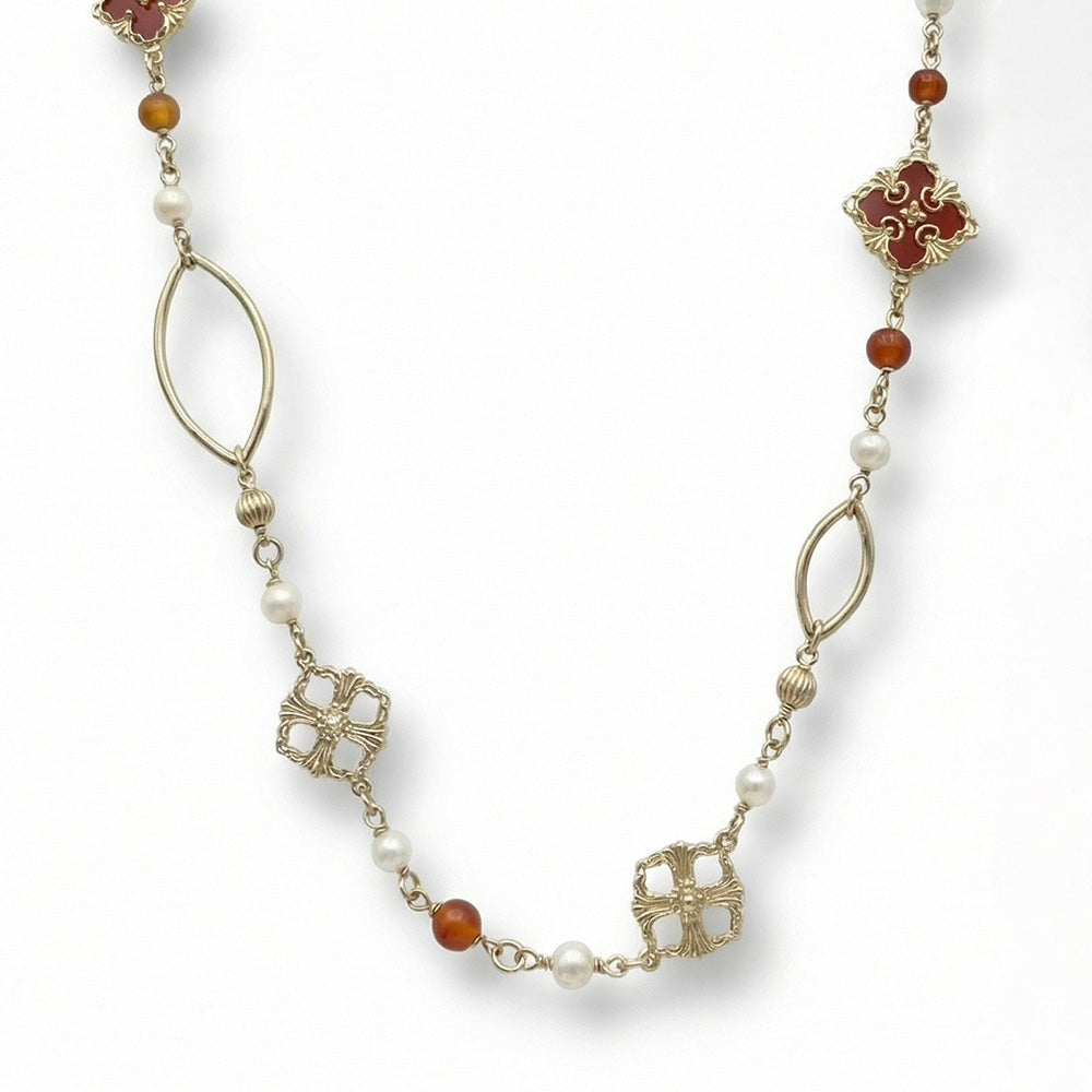 COLLANA LUNGA CON ELEMENTI A FIORE E PERLE