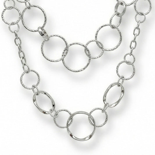 COLLANA LUNGA CON DUE FILI DI ANELLI MARTELLATI E LISCI