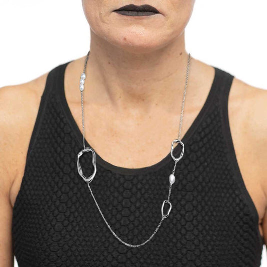 Collana catena con tre elementi di diverse dimensioni a forma organica e perle