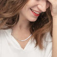 Carica l'immagine nel visualizzatore della galleria, Collana catena figaro e catena con perle bianche irregolari
