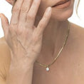 Carica l'immagine nel visualizzatore della galleria, Collana catena snake con perla ovale pendente centrale
