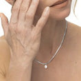 Carica l'immagine nel visualizzatore della galleria, Collana catena snake con perla ovale pendente centrale

