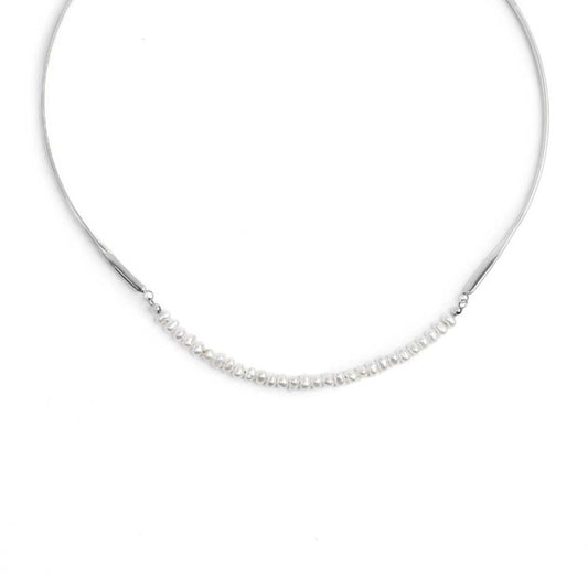 Collana centrale con perle e elementi semi rigidi tubolari twisted