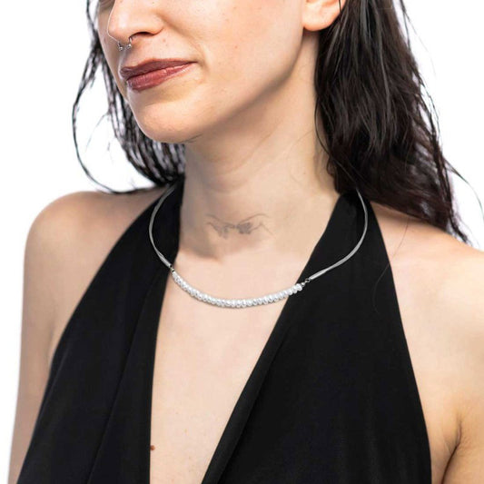 Collana centrale con perle e elementi semi rigidi tubolari twisted