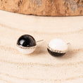 Carica l'immagine nel visualizzatore della galleria, ORECCHINI A LOBO CON SFERA DIVISA A META E FILA DI STRASS
