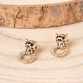 Carica l'immagine nel visualizzatore della galleria, ORECCHINI PENDENTI CON TESTA DI LEOPARDO E DISCO DI STRASS
