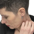 Carica l'immagine nel visualizzatore della galleria, Orecchino a cerchio con sfera pendente
